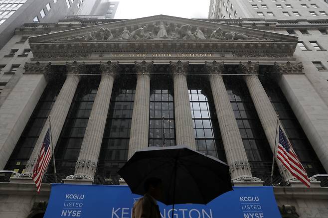 2021년 8월 23일 미국 뉴욕 맨해튼에서 우산을 쓴 한 남성이 뉴욕증권거래소(NYSE) 앞을 걸어가고 있다. /연합뉴스