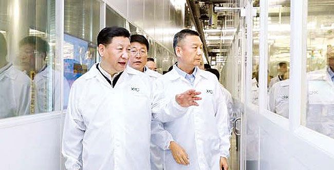 시진핑(왼쪽) 중국 국가주석이 2018년 4월 칭화유니 반도체 공장을 둘러보고 있다. /신화연합