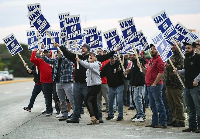 지난 14일 미국 일리노이주에 위치한 미국의 농기계 제조사 존디어의 사업장에서 근로자들이 파업을 지지하는 시위를 벌이고 있다./AP 연합뉴스