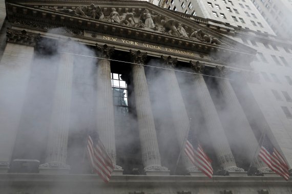 팬데믹 이후 주식시장 폭등세가 미국의 소득불균형을 심화시킨 것으로 확인됐다. 지난 8월 19일(현지시간) 뉴욕 맨해튼의 뉴욕증권거래소(NYSE) 앞에서 수증기가 뿜어져 나오고 있다. 로이터뉴스1