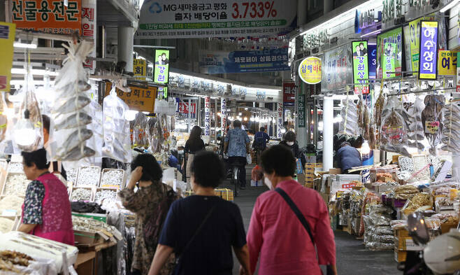 지난 8월 서울 중부시장에서 시민들이 장을 보고 있다. 연합뉴스