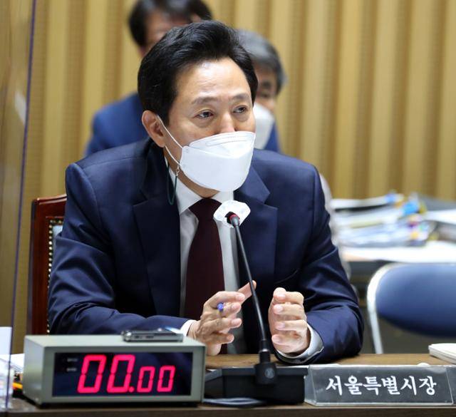 오세훈 서울시장이 19일 서울시청에서 열린 국회 행정안전위원회의 서울특별시 국정감사에서 의원 질의에 답변하고 있다. 뉴시스
