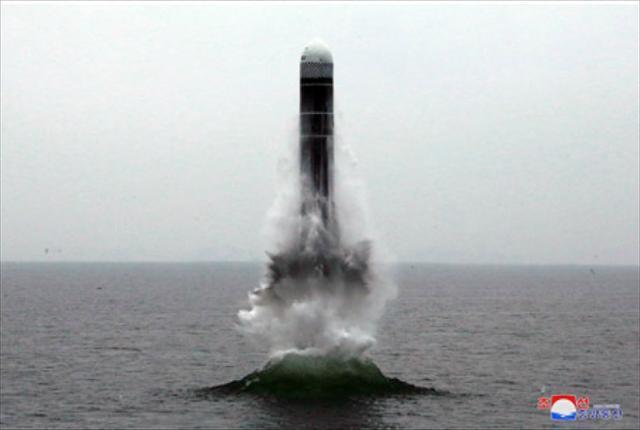 2019년 10월 조선중앙통신 홈페이지를 통해 공개한 북한의 잠수함발사탄도미사일(SLBM) 북극성-3형 시험 발사 사진. 연합뉴스