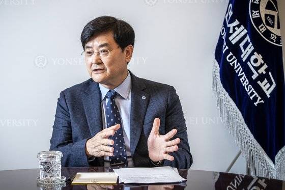 연세대 서승환 총장은 “더불어 살아가는데 기여하면서도 사회를 혁신하고 발전시켜나갈 인재를 키우고 싶다”고 포부를 밝혔다. 장진영 기자