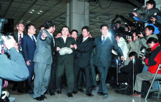 2007년 11월 미국 LA에서 한국으로 송환된 김경준씨가 검찰로 호송되고 있다. [중앙포토]