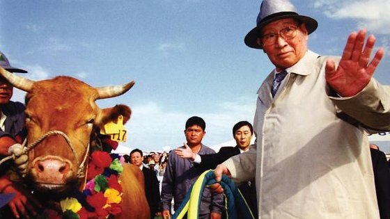 고 정주영 현대그룹 명예회장은 서산목장에서 키우던 소떼 1001마리를 1998년 6월과 10월에 북송했다. 열악한 북한의 축산 기반을 살리려면 축산 노하우와 인프라를 같이 지원해야 한다는 지적이다. [중앙포토]