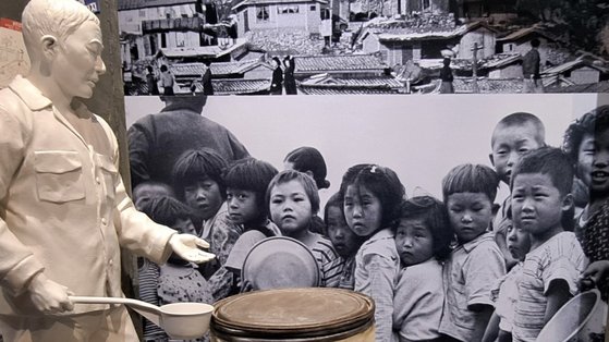 6.25전쟁 이후 미국의 원조 분유를 배급받기 위해 줄을 선 서울 만리동 어린이들. [대한민국 역사박물관]