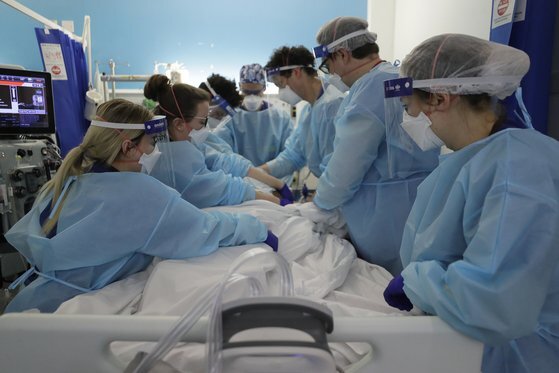 코로나19 확산세가 정점에 달했던 지난 1월 영국 런던 킹스 칼리지 병원의 모습. 의사들이 코로나19 환자를 치료하고 있다. [AP=연합뉴스]