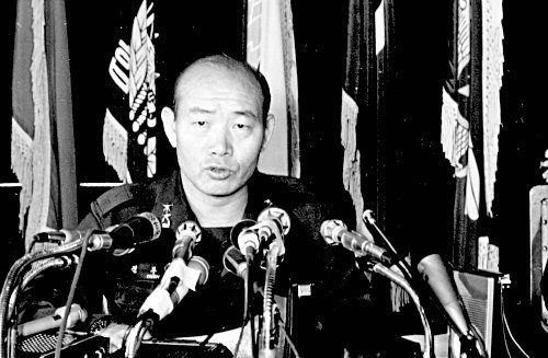 1979년 10.26 직후 보안사령관이던 전두환 소장이 시해사건에 대한 수사결과를 발표하는 모습.대중 앞에 처음 등장한 날이다.