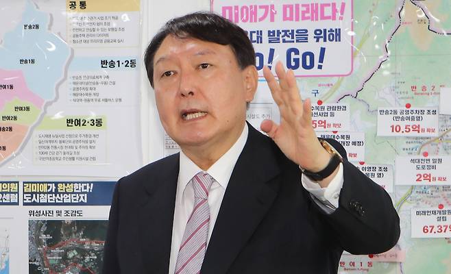 윤석열 국민의힘 대통령선거 경선 후보가 19일 오전 부산 해운대구 해운대을 당원협의회를 방문해 당원들에게 지지를 호소하고 있다. 송봉근 기자