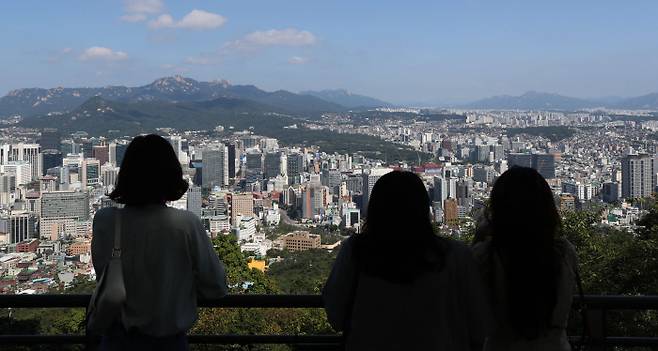 강원 강릉의 A여고 3학년 1반 동창생인 장호진씨와 김영빈씨(이상 가명), 김현주씨(왼쪽부터)가 지난달 12일 서울 남산공원에서 시내를 내려다보며 대화하고 있다. 졸업한 뒤 처음으로 한자리에 모인 ‘강릉 소녀’들은 14년째로 접어든 서울살이의 기쁨과 슬픔을 함께 되돌아봤다. 김창길 기자