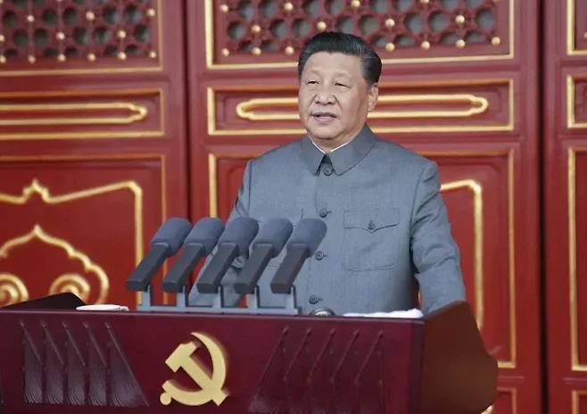 시진핑 중국 국가주석이 지난 7월1일 베이징 톈안먼 광장에서 열린 공산당 창당 100주년 경축대회에서 연설을 하고 있다. AP연합뉴스