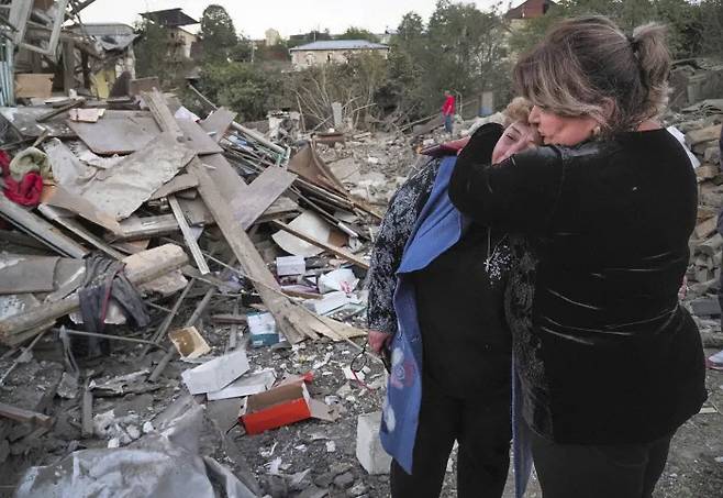 나고르노 카라바흐의 주민들이 지난해 10월 17일(현지시간) 아제르바이잔의 포탄 공격으로 집이 파괴되자 망연자실하고 있다. 나고르노 카라바흐｜ AP연합뉴스
