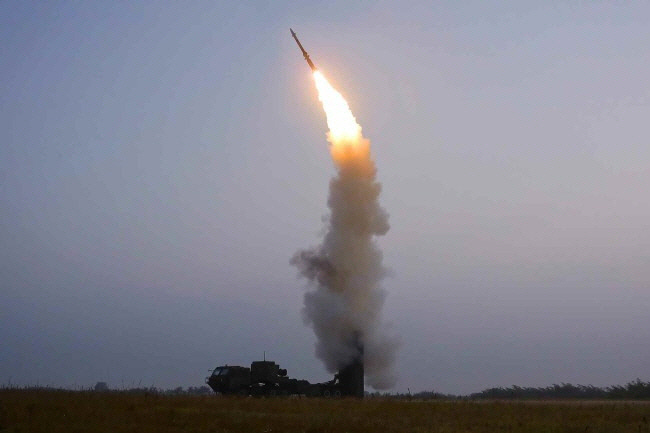 북한이 새로 개발한 반항공미사일을 시험발사했다고 노동당 기관지 노동신문이 지난 1일 밝혔다. 노동신문