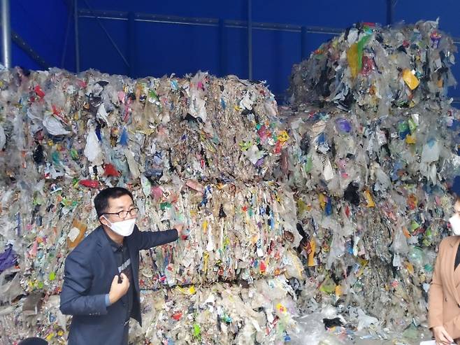 폐플라스틱 재활용 시스템과 현황 대해 설명하고 있는 전범근 에코크레이션 대표. 사진=황인성 기자