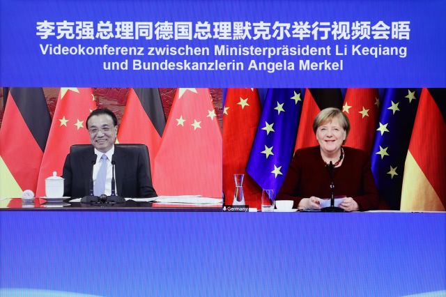 리커창 중국 총리가18일 베이징에서 퇴임을 앞둔 앙겔라 메르켈 독일 총리와 화상 회담을 하고 있는 모습. 신화연합뉴스