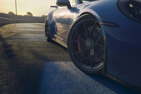 포르쉐 신형 911 GT3에 탑재된 미쉐린 타이어 [사진제공=미쉐린코리아]