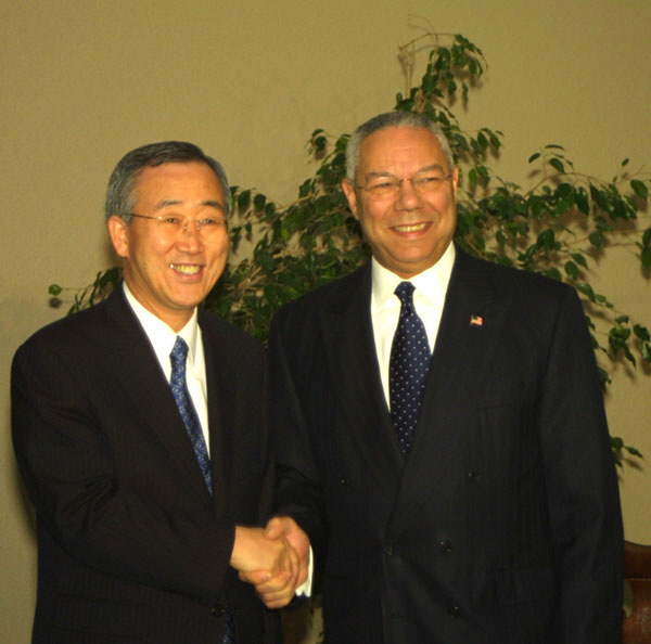 콜린 파월 미국 국무장관이 지난 2004년 11월 칠레 산티아고에서 열린 APEC장관회담에서 반기문 한국 외교통상부 장관을 만나 악수를 나누고 있다. [사진 = 미 국무부]