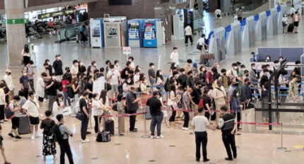 지난 6월 부산 김해공항 국내선 출발장이 탑승객들로 붐비고 있다. [사진 출처=연합뉴스]