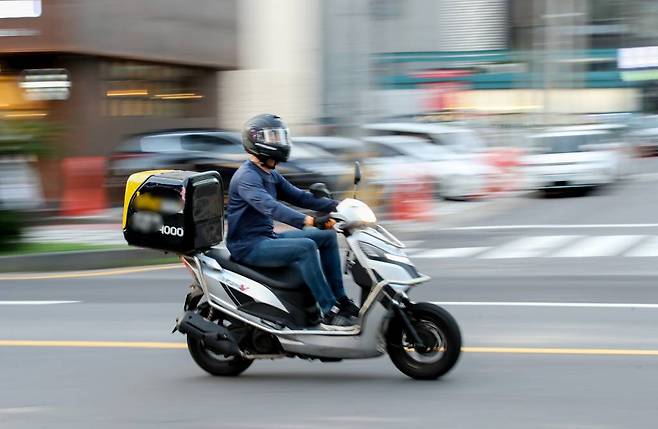 제주시 연동의 한산해진 거리를 배달오토바이가 분주하게 다니고 있다. / 사진=뉴시스