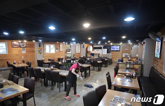 지난 13일 서울의 한 식당에서 관계자가 영업 준비를 하고 있다 /사진제공=뉴스1