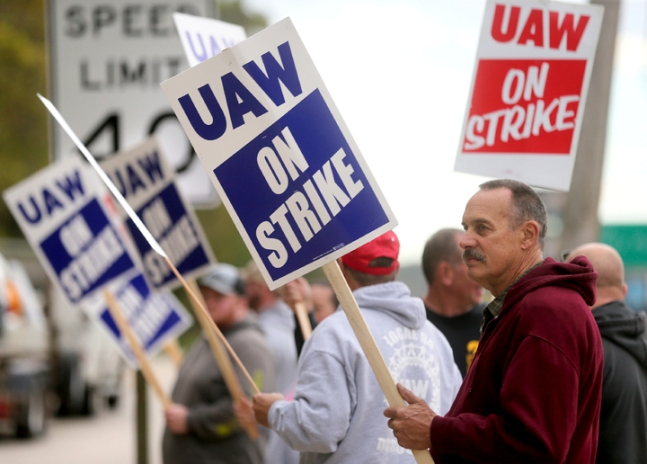 미국 노동자들이 거리에서 파업 시위를 하고 있다. /AP=뉴시스