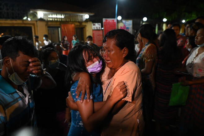 18일 미얀마 양곤 인세인 교도소에 수감됐다 풀려난 여성이 자신을 기다리던 어머니와 만나 포옹하며 눈물을 흘리고 있다./사진=AFP