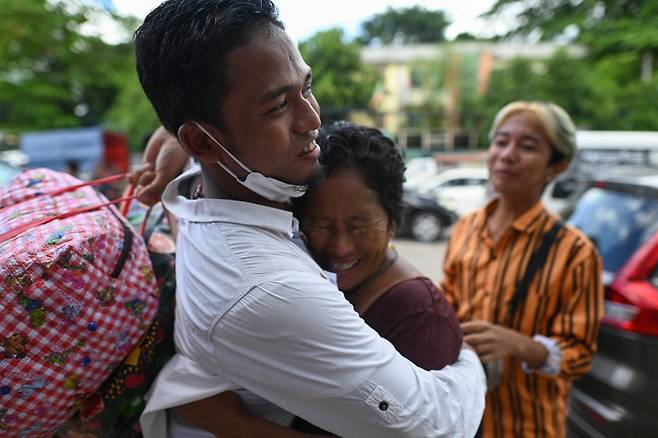 미얀마 양곤에서 19일 정치범으로 수감됐다 석방된 한 남성이 가족들과 포옹하고 있다./사진=AFP