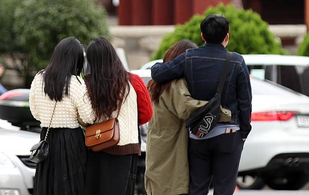 오는 20일은 서울 아침 기온이 5도로 떨어지면서 다시 가을 한파가 기승을 부릴 전망이다. 사진은 전국 곳곳에 한파특보가 발령된 지난 16일 오후 서울 시내 거리에서 시민들이 움츠린 채 움직이는 모습. /사진=뉴스1