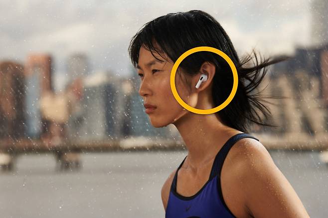 애플은 18일(현지시간) 무선이어폰 신제품 ‘에어팟 3세대’를 공개했다. 사진은 에어팟 3세대 제품을 착용하고 운동을 하는 모습. [애플 제공]
