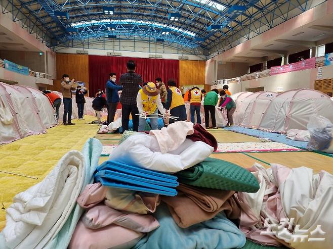 포항흥해실내체육관 이재민 텐트가 철거되고 있다. 김대기 기자