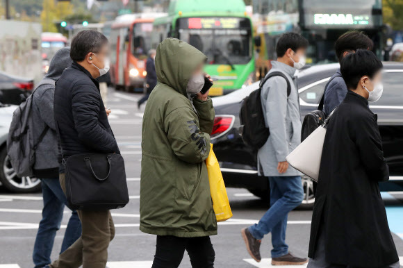 두꺼운 겨울옷을 챙겨 입은 시민들이 출근길 발걸음을 재촉하는 모습. 뉴스1