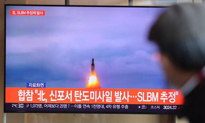 19일 서울역 대합실에 설치된 모니터에서 북한의 단거리 탄도미사일 발사 관련 뉴스가 나오고 있다. 연합뉴스