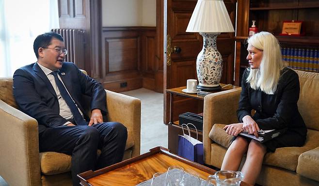 영국을 방문 중인 최종건 외교부 1차관(왼쪽)이 18일(현지시간) 어맨다 밀링 영국 외교부 신임 아시아담당 국무상과 회동하고 있다. 외교부 제공