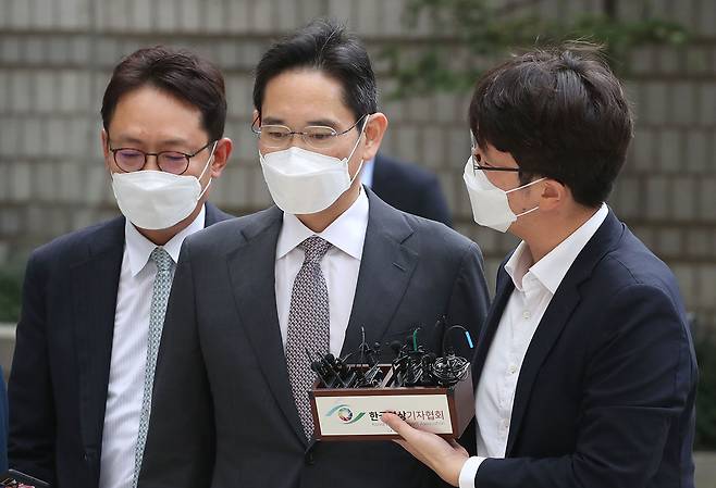 프로포폴을 불법 투약한 혐의로 기소된 이재용 삼성전자 부회장이 지난 10월12일 서울중앙지방법원에서 열린 첫 공판에 출석했다.ⓒ연합뉴스