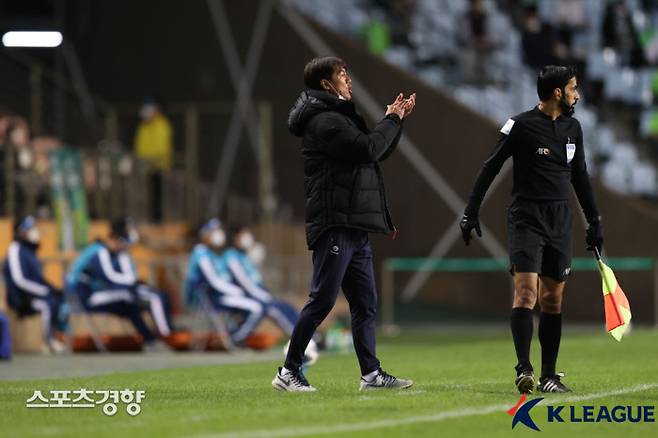 홍명보 울산 현대 감독이 17일 전북 현대와의 2021 아시아챔피언스리그 8강전에서 선수들을 독려하고 있다.   프로축구연맹 제공