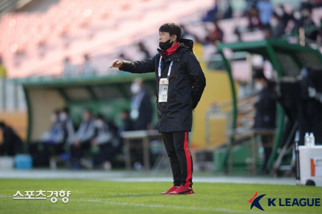 김기동 포항 스틸러스 감독이 17일 나고야 그램퍼스와의 2021 아시아챔피언스리그 8강전에서 작전지시를 하고 있다.      프로축구연맹 제공