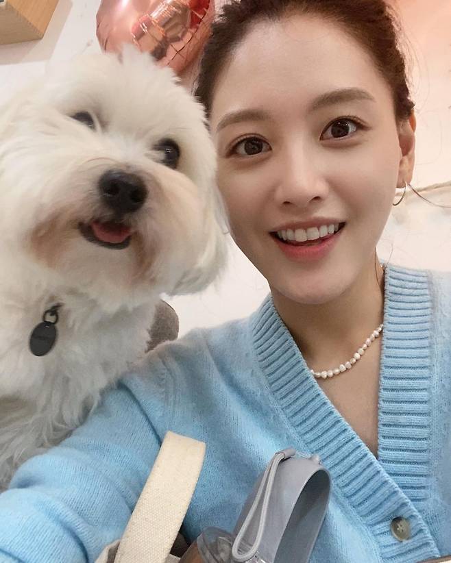 Actress Kim Jae-kyung from girl group Rainbow boasted a small face size.Kim Jae-kyung left his instagram on the 18th, Tonight at 11 oclock, JTBC Travel in Respect for Opening - pet key .Along with this, he posted a selfie taken with Pet Macaroon, who is gazing affectionately at the camera with the Macaroon.The cute macaroon look and Kim Jae-kyungs beautiful visuals attract attention.In particular, Kim Jae-kyung is surprised by the size of a small face compared to the macaroon, and he is getting admiration by combining a small face with a large face.Kim Jae-kyung, who played in the drama Devil Judge last August, is currently appearing on JTBC Battle - pet key during respect for openness.