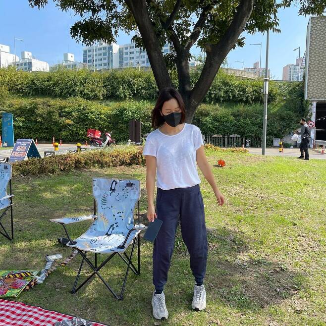Baek Ji-young said on his 18th day, # Common weekend scenery # Mom Baek Ji-young Why did you hide there because you want to have flowers?I posted a picture with the article In the open photo, Baek Ji-young is enjoying the leisure of laying mats on the lawn.In the ensuing photo, Baek Ji-young is having a pleasant day playing with her daughter HAIM and Mugunghwa flowers.Baek Ji-youngs enthusiastic childcare routine, along with the appearance of a large HAIM amount attracted attention.Meanwhile, Baek Ji-young married actor Jung Suk-won, who was 9 years old in 2013, and has a daughter HAIM.YouTube channel complete Baek Ji-young is communicating with fans.Photo: Baek Ji-young Instagram