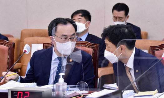 문승욱 산업통상자원부 장관과 박기영 2차관이 20일 서울 여의도 국회에서 열린 산업통상자원중소벤처기업위원회의 산업통상자원부 등에 대한 종합 국정감사에 출석,대화있다. (사진=국회사진기자단)