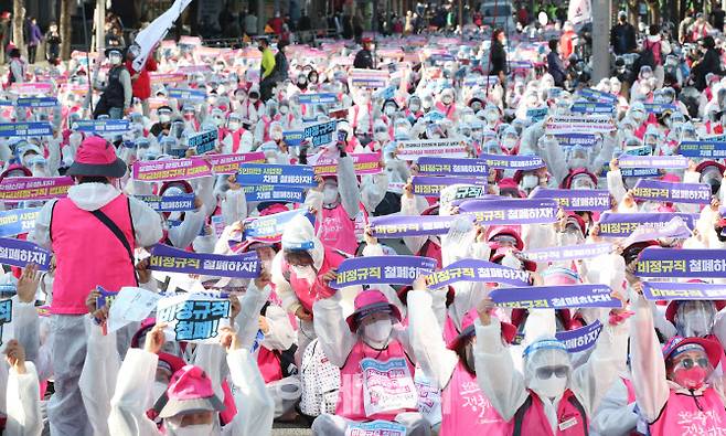[이데일리 이영훈 기자] 10·20 민주노총 총파업에 참가한 조합원들이 20일 서울 서대문역 인근에 기습 집결해 방호복을 입은채로 집회를 하고 있다.