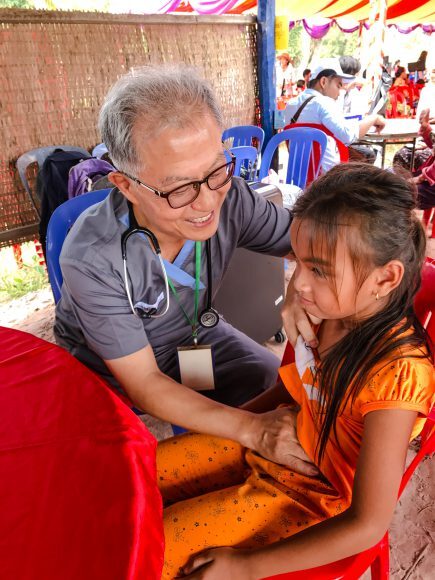 제33회 아산상 대상 수상자인 김우정 헤브론의료원장(왼쪽)이 캄보디아에서 현지 환자를 진료하고 있다. [사진=아산사회복지재단]