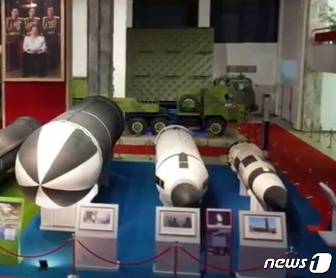 북한이 지난 11일 개막한 국방발전전람회 '자위-2021'에서 공개한 잠수함발사탄도미사일(SLBM)들. 왼쪽부터 '북극성-5형'(추정), '북극성-1형', 그리고 이번 전람회에서 처음 선보인 소형 SLBM (조선중앙TV 캡처) © 뉴스1