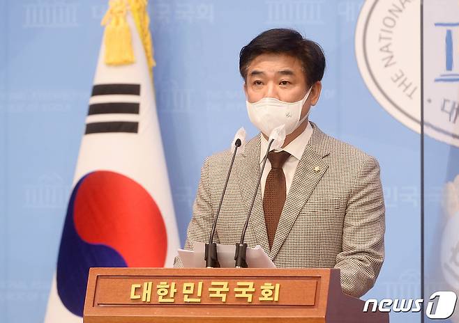더불어민주당 김병욱 의원이 20일 서울 여의도 국회 소통관에서 더불어민주당 화천대유 진상규명TF 대장동 개발 관련 경실련 입장에 대한 반박 기자회견을 하고 있다. 2021.10.20/뉴스1 © News1 오대일 기자