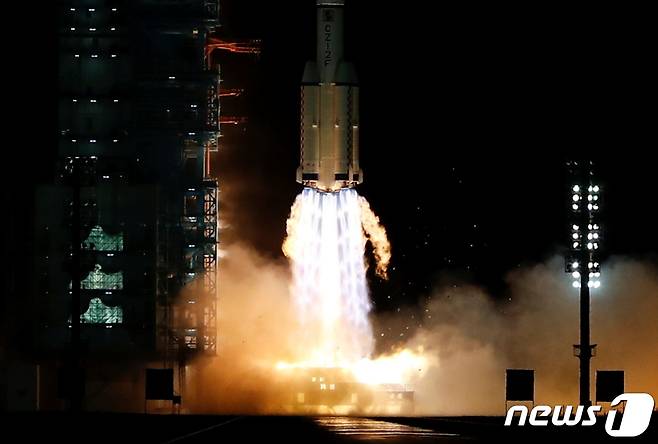 '선저우 13호'가 16일 오전 0시23분 중국 서북부 간쑤성 주취안 위성발사센터서 '창정-2F 야오-13호' 로켓에 실려 발사됐다. (본문과 관련없음) 2021.10.16 © 로이터=뉴스1