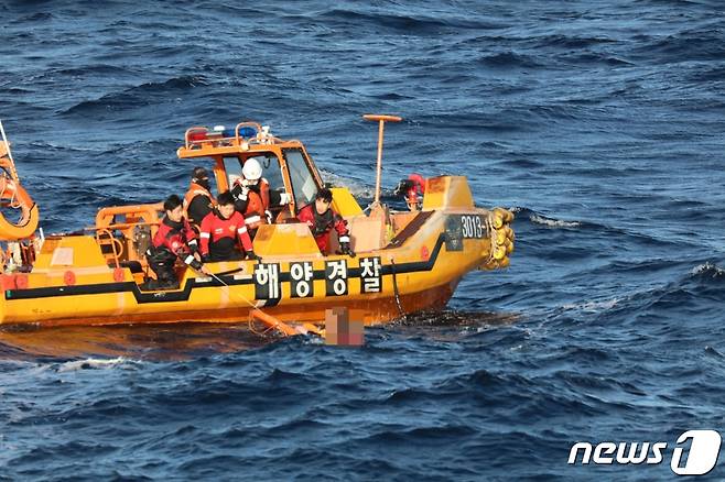 20일 군산해양경찰서에 따르면 이날 자정께 전북 군산시 어청도 남서쪽 124㎞ 해상에서 중국어선 A호(239t·승선원 15명)가 원인을 알 수 없는 사고로 전복됐다. 이 사고로 현재까지 3명이 숨졌다.© 뉴스1