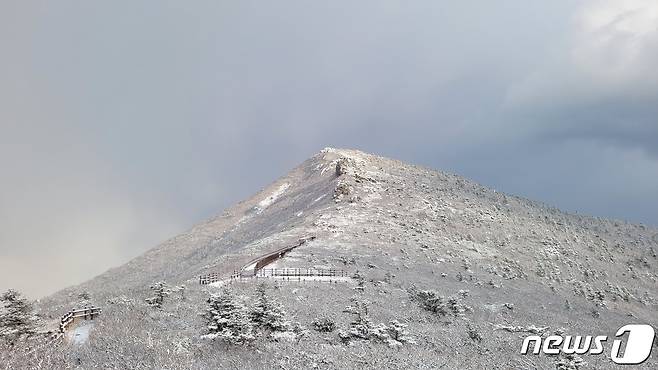 눈으로 뒤덮힌 설악산 대청봉 일대.(설악산국립공원사무소 제공) 2021.10.20/뉴스1