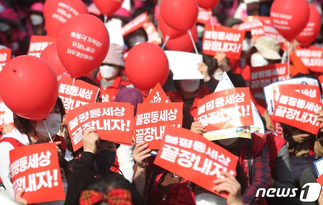 20일 오후 부산 부산진구 전포동 송상현광장에서 '10.20 민주노총 총파업대회'가 열리고 있다. 2021.10.20/뉴스1 © News1 여주연 기자