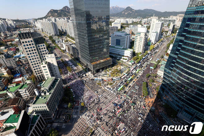 민주노총 조합원들이 20일 서울 서대문사거리에서 총파업 집회를 열고 있다. 2021.10.20/뉴스1