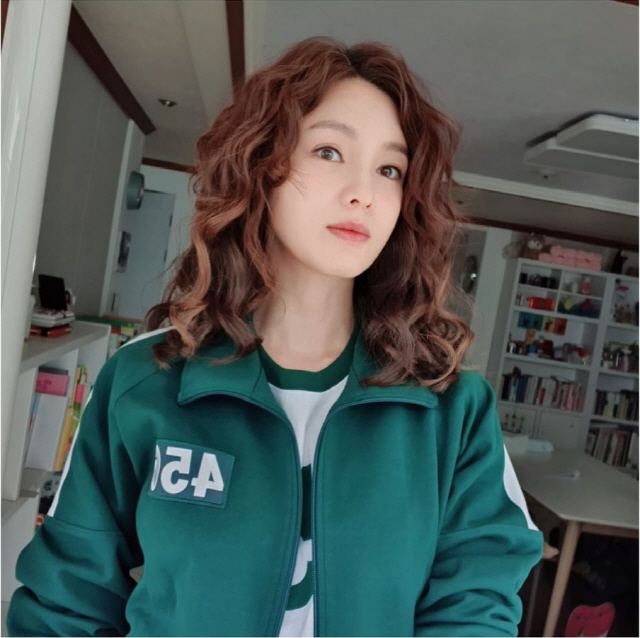 Broadcaster Jeong Ga-eun has turned into a squid game beauty.Jeong Ga-eun posted several photos on his SNS on the 20th, I have to do everything that others do. I will try to make a hair with a hair of a Korean-American woman and a hair that is enthusiastic all over the world.In the public photos, there was a picture of Jeong Ga-eun, who transformed into a character Han Mi-nyeo (Kim Joo-ryeong) in Netflixs Squid Game.Jeong Ga-eun is making a dangona wearing Lee Jung-jaes number 456 Tracksuit.The model pit tracksuit fashion of Jeong Ga-eun, which was called 8th Song Hye-kyo at the beginning of his debut, is also outstanding.In particular, Jeong Ga-eun transformed into a hippie firm and added fresh charm.Meanwhile, Jeong Ga-eun is now raising her daughter alone.Jeong Ga-eun recently appeared on MBC entertainment program Radio Star and released the life of a single mother and received a lot of support.